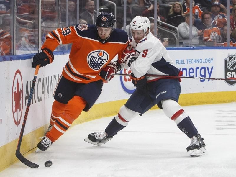 Leon Draisaitl (l) von den Edmonton Oilers in Aktion. Foto: Jason Franson/The Canadian Press/AP