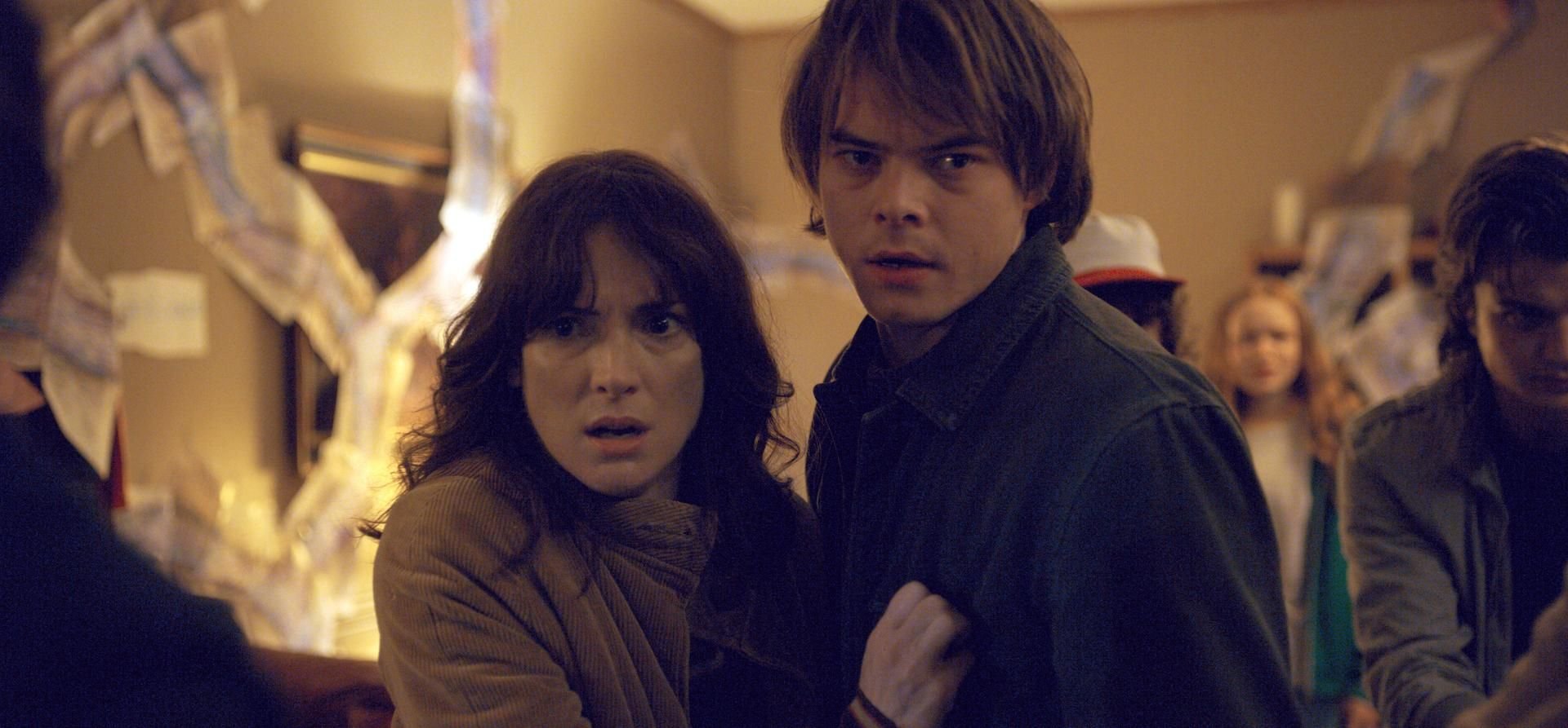 Winona Ryder und Charlie Heaton spielen zwei der Hauptrollen in der US-Serie „Stranger Things“.