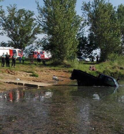 Mit einer Seilwinde musste der Nissan King Cab-Pick-up aus der Kiesgrube in Beesedau gezogen werden.