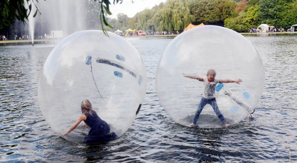 Waterballs heißen die Aufblasbälle, mit denen man auf dem Fontänefest übers Wasser gehen konnte.