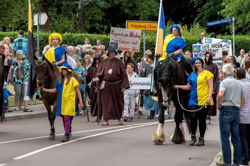 Peter Rossbrey führt als Heiliger Jakobus den Festumzug an.