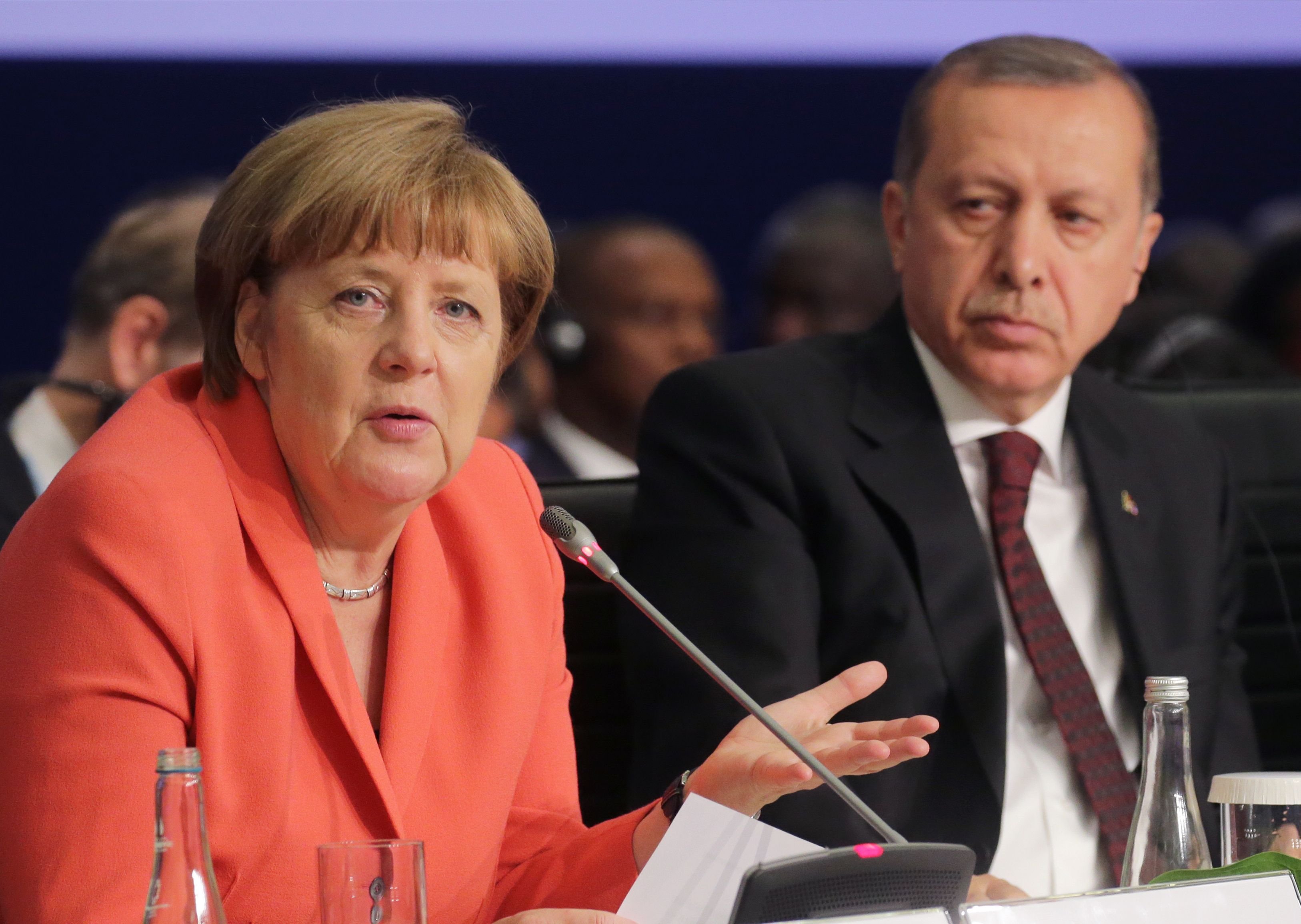 Bundeskanzlerin Angela Merkel (l.) dementierte, dass die Bundesregierung aus Rücksicht auf Ankara und Recep Tayyip Erdogan (r.) auf Distanz zur Armenien-Resolution gehe.