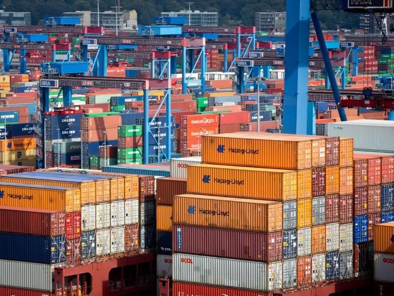 Hapag-Lloyd Container sind zu sehen. Foto: Christian Charisius/Archiv
