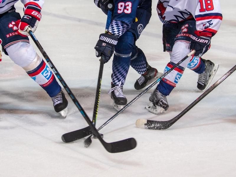 Die Deutsche Eishockey-Liga entscheidet über ihren Neustart. Foto: Lino Mirgeler/dpa
