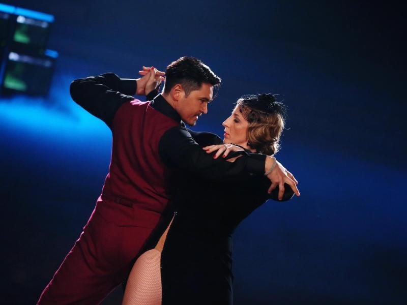 Aus in Runde vier: Die Ex-Eisschnellläuferin Anni Friesinger-Postma muss die RTL-Show „Let's Dance” verlassen. Foto: Rolf Vennenbernd/dpa
