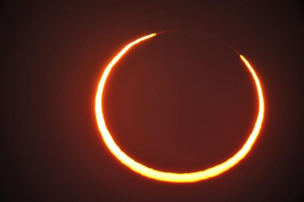 Der Mondschatten verdunkelt während einer jährlichen Sonnenfinsternis die Sonne, die als Feuerring-Phänomen bekannt ist.
