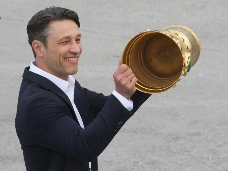 Niko Kovac geht nach der Landung mit dem DFB-Pokal über das Vorfeld. Foto: Frank Rumpenhorst
