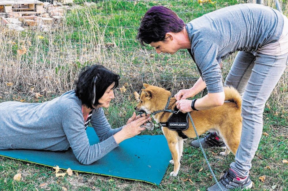 Annett Hähnel (rechts) übt mit Hund Charlie und Christa Lässig das Suchen von Menschen.