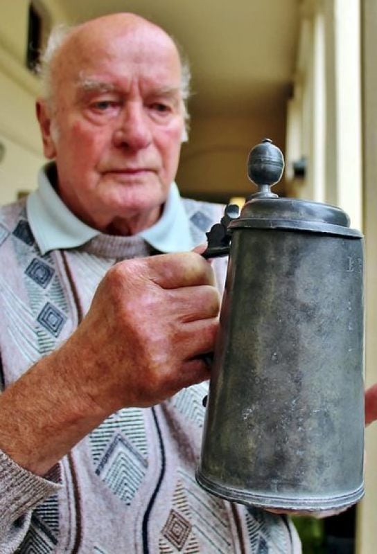 Rudi Krake hatte einen Zinnkrug dabei.