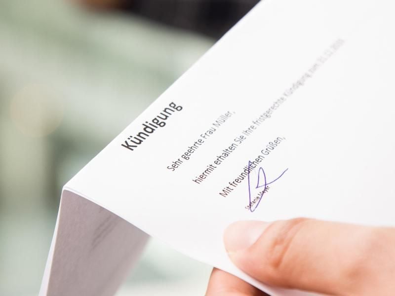 Arbeitnehmer können gegen eine betriebsbedingte Kündigung eine Kündigungsschutzklage einreichen. Für die Prozesskosten müssen sie allerdings selbst tragen. Foto: Christin Klose/dpa-tmn