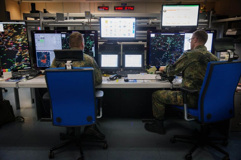 Blick in die Luftraumüberwachungsanlage, das Herzstück des Einsatzführungsbereichs. Die Technik wurde modernisiert.