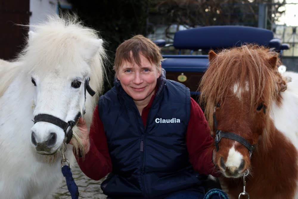 Claudia Heenemann mit ihren Mini-Shetlandpony-Stuten Horanka (links) und Tiffany von Repgow.