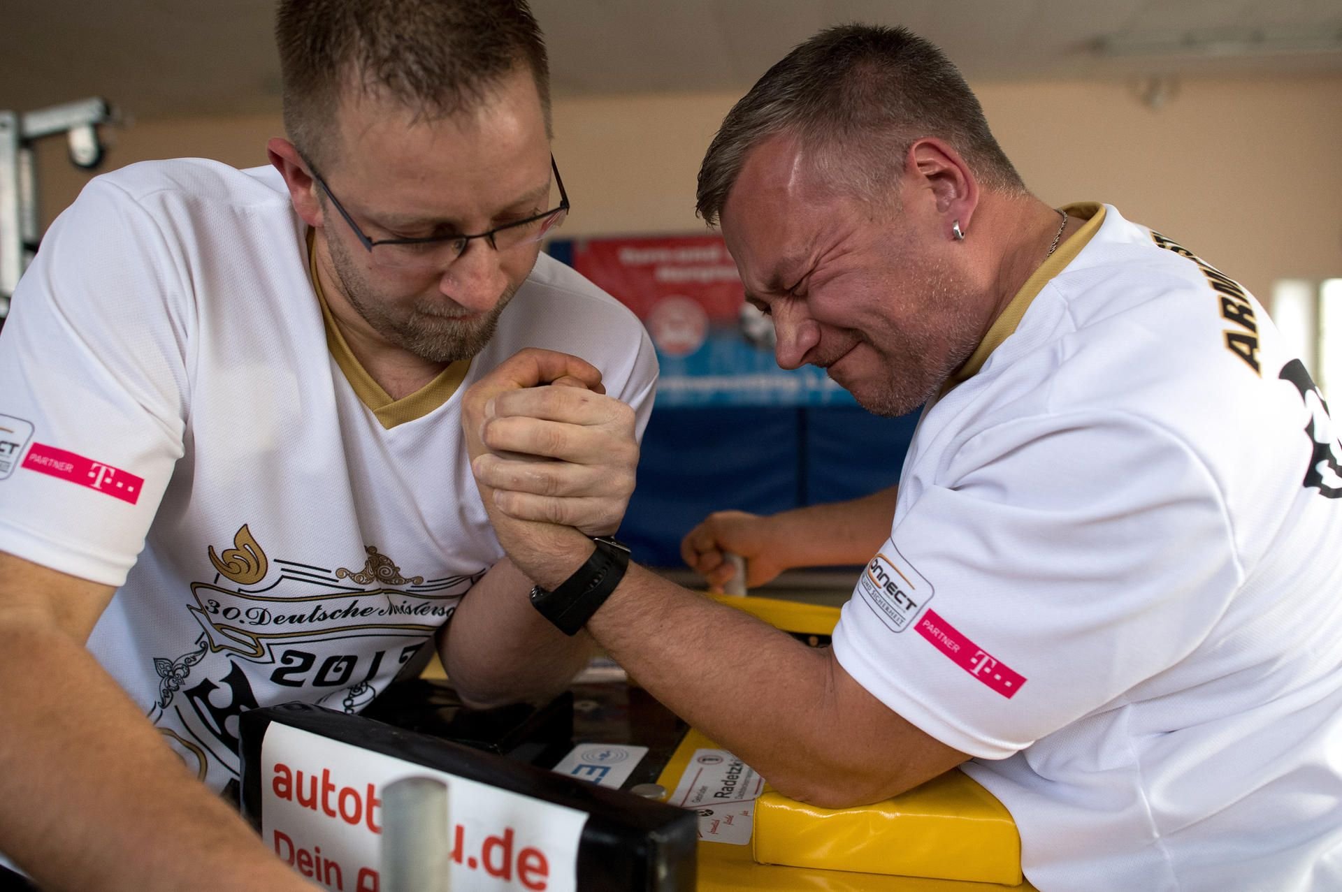 Die Armwrestler Marcel Trillhase (l.) und Tobias Fitzenreiter