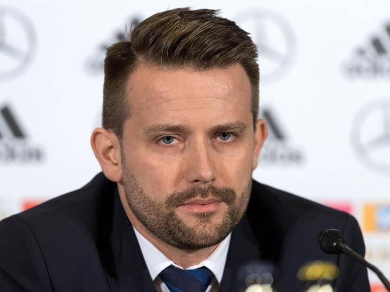 IFAB-Geschäftsführer Lukas Brud erklärt die geplanten Änderungen bei der Handspielregel. Foto: Guido Kirchner