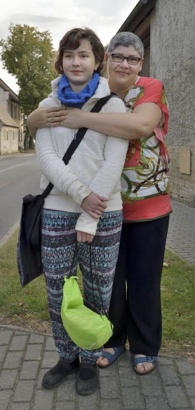 Mirella Herfurth und Tochter Annabel. Seit sie in Merseburg zur Schule geht, sind frühes Aufstehen und lange Fahrten angesagt.