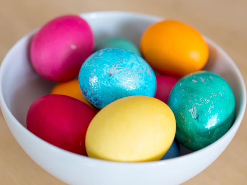 Bunte Eier stehen zu Ostern in jedem Supermarkt - da sie lange vorgekocht werden, ist um ihr Eigelb oft ein grünlich-bläulicher Rand. Foto: Florian Schuh/dpa-tmn