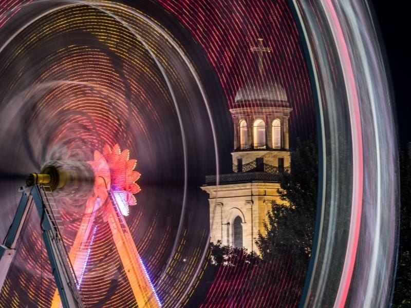 Vor der Paulskirche steht ein Riesenrad. Foto: Frank Rumpenhorst/Archivbild