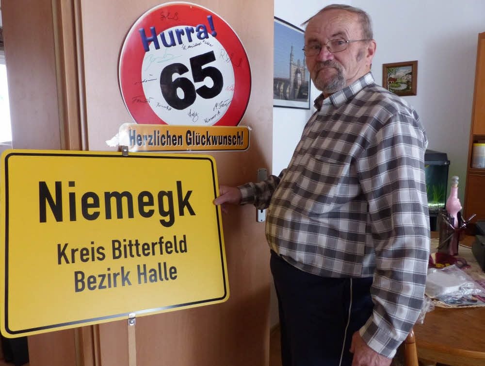 Der 65-jährige Herbert Rost hält die Erinnerungen an seinen Heimatort Niemegk auch für die anderen Bewohner wach.