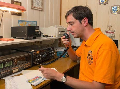 Eine Antenne und ein Zelt gleicher Art bekommen alle Teilnehmer gestellt. Ralf Theunert ist Vorsitzender der Amateurradiofunker in Wittenberg und gehört zum Organisationsstab der WM.