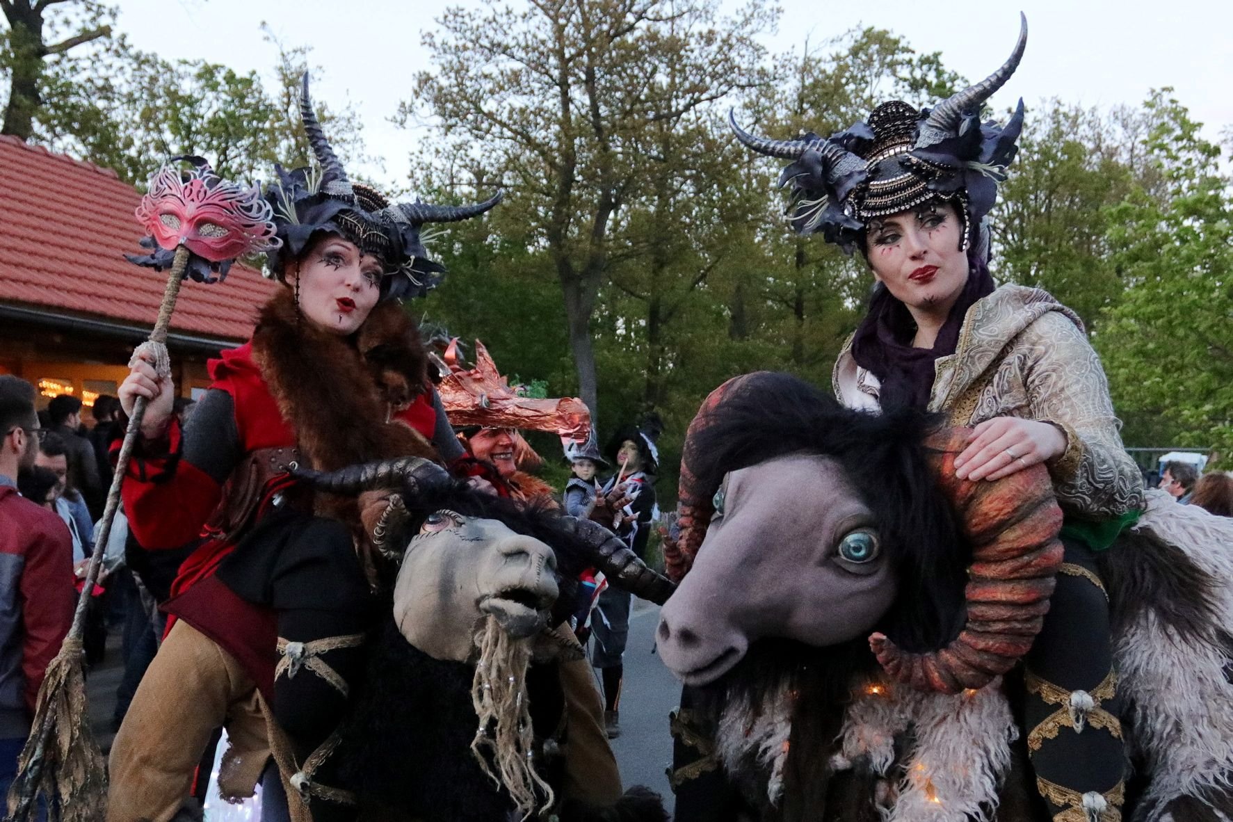 Zwei als Hexen verkleidete Frauen sind auf der Walpurgisfeier am 30. April 2018 auf dem Hexentanzplatz in Thale unterwegs