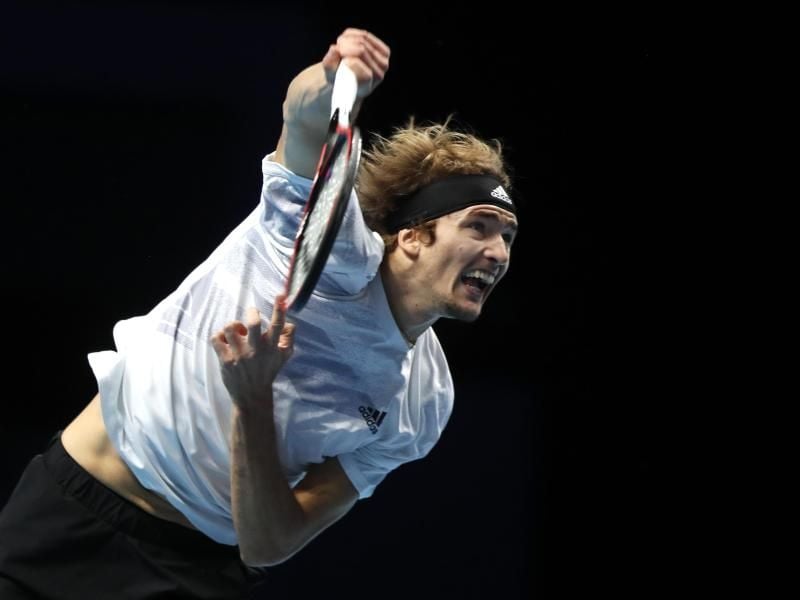 Alexander Zverev bei den ATP Finals in Aktion gegen Novak Djokovic. Foto: Frank Augstein/AP/dpa