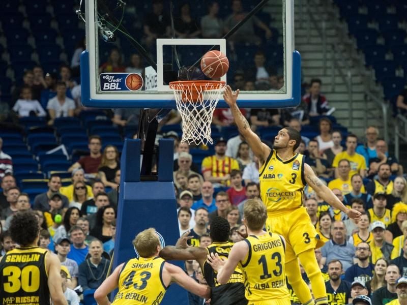 Albas Peyton Siva (r) sichert sich den Rebound. Alba gewinnt das erste Spiel der Serie. Foto: Annegret Hilse