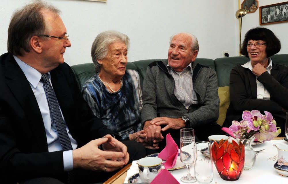 Anni und Kurt Frydrychowski plaudern in lockerer Runde mit Regierungschef Haseloff (l.) und Landrätin Klein.
