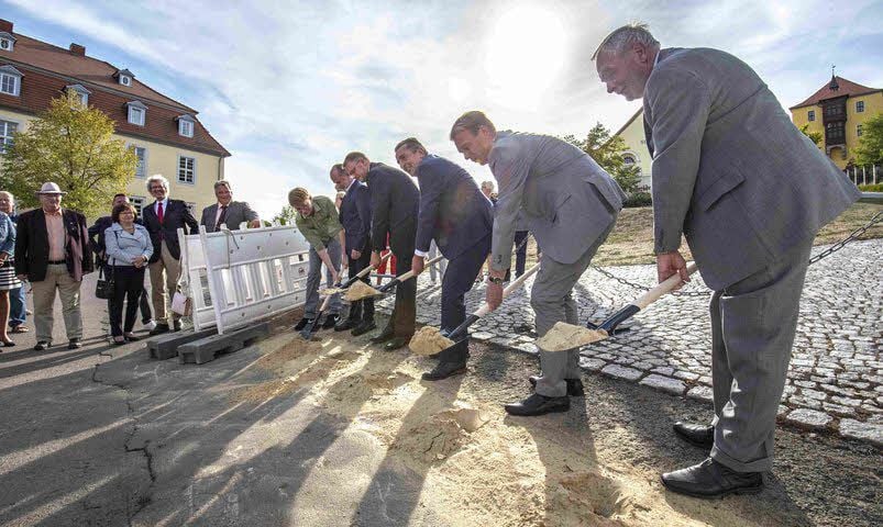 Fünffacher Spatenstich: Stadtratsvorsitzender Ulrich Pels, Landtagsabgeordneter Ulrich Thomas, Kultus-Staatssekretär Gunnar Schellenberger, Bürgermeister Michael Knoppik sowie Bauamtsleiter Wilfried Dette und Ideengeber Andreas Kästner starten das Bauvorhaben symbolisch.