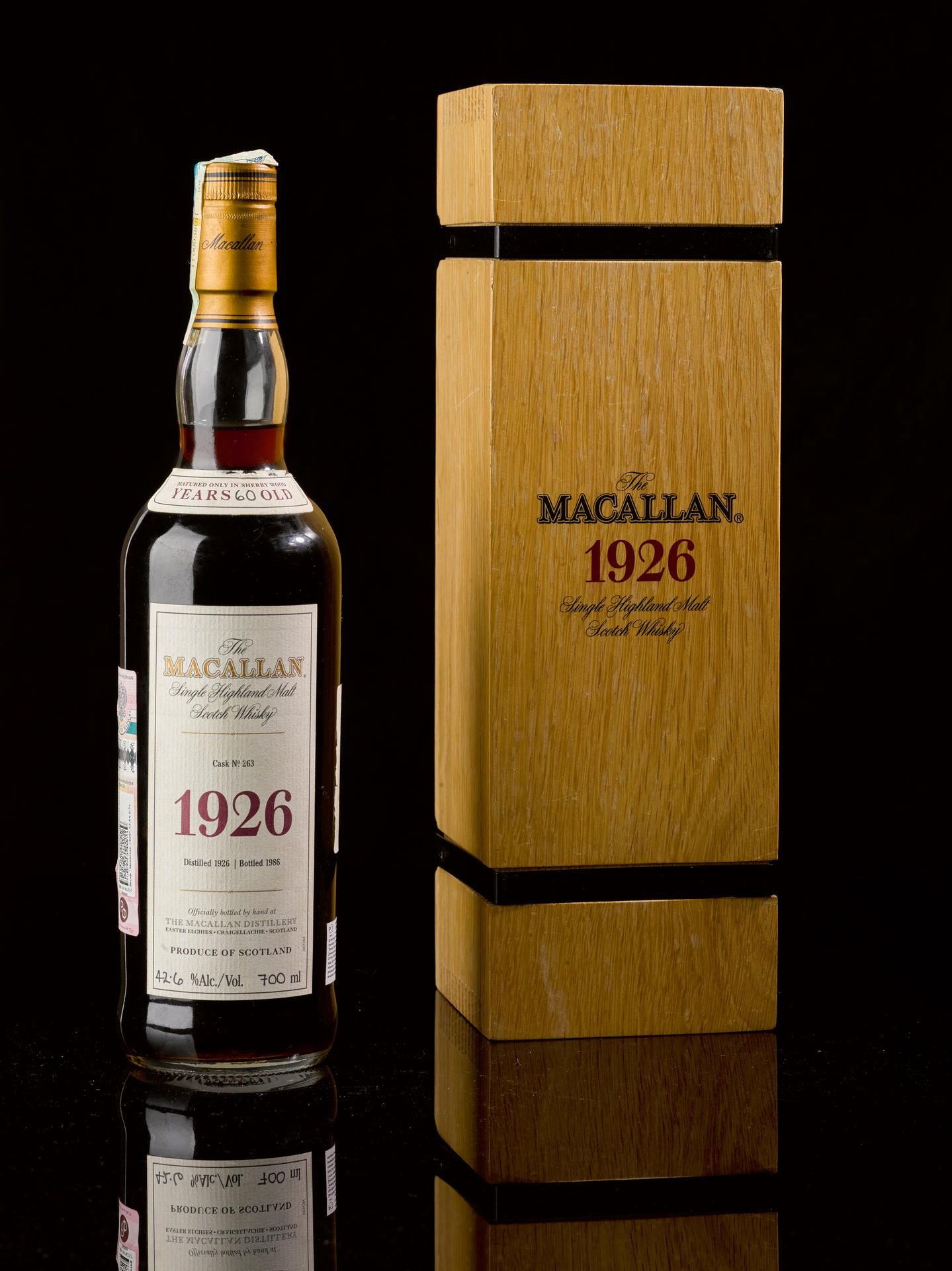 Die Flasche des 60 Jahre alten Macallan 1926 Single Malt aus Schottland kam für sehr viel Geld unter den Hammer.