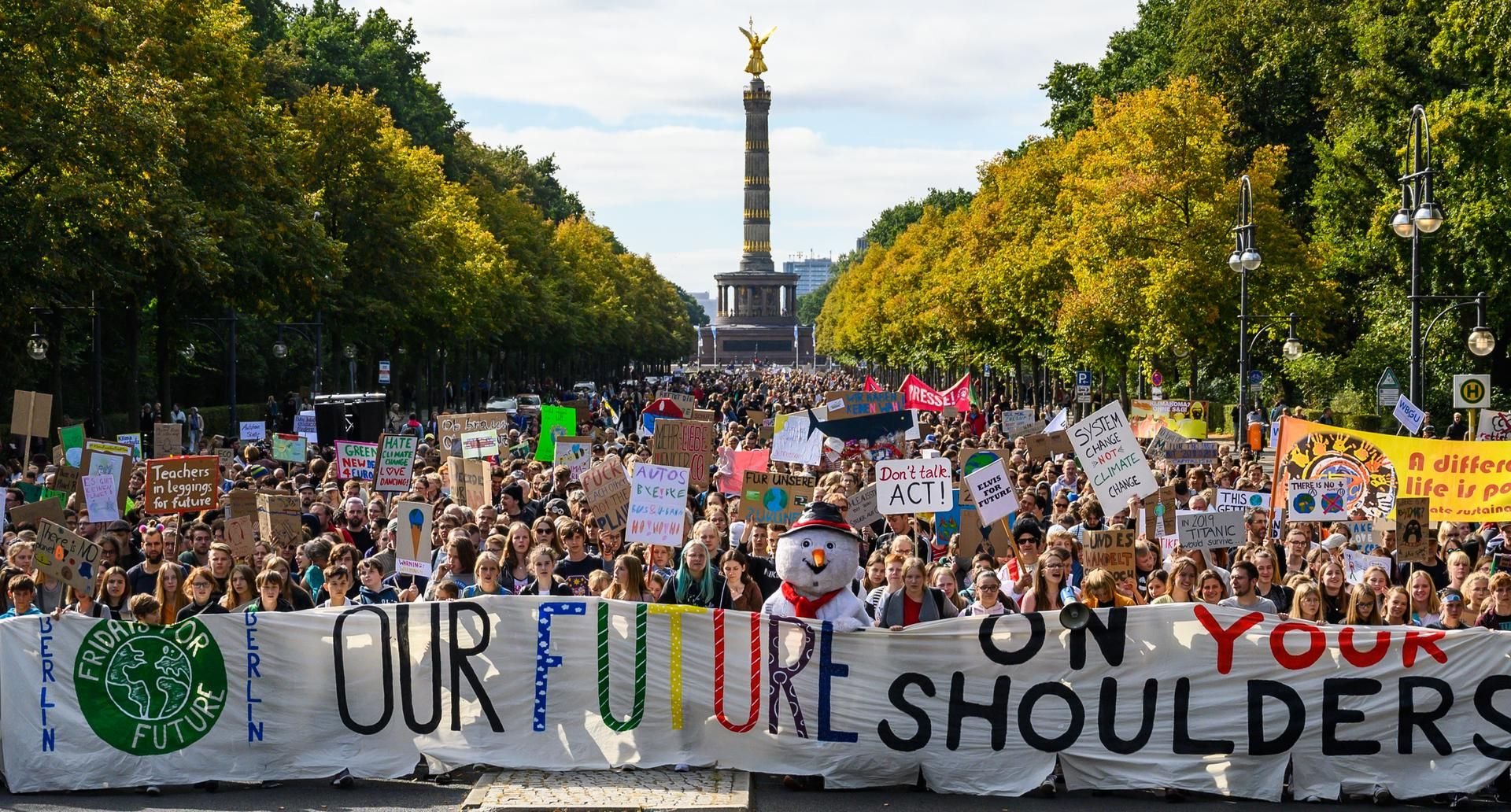 Demonstranten auf der Straße des 17. Juni in Berlin