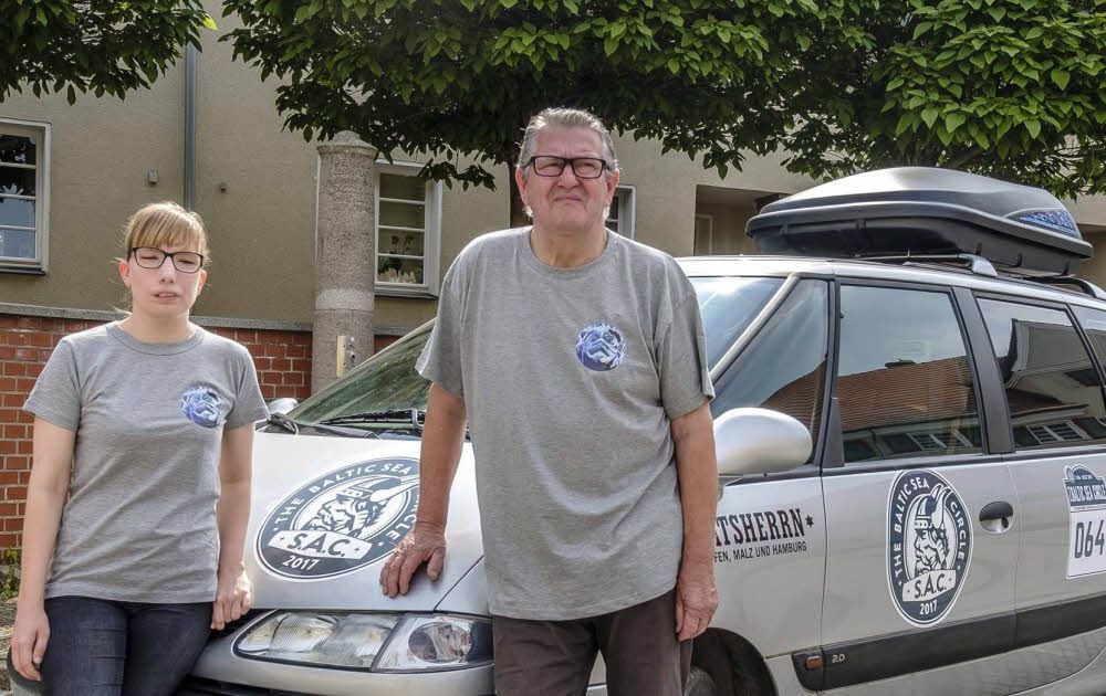 Constanze Weigel und ihr Vater Karlheinz Weigel starten in wenigen Tagen mit dem alten Renault Espace zur Benefizrallye um die Ostsee.