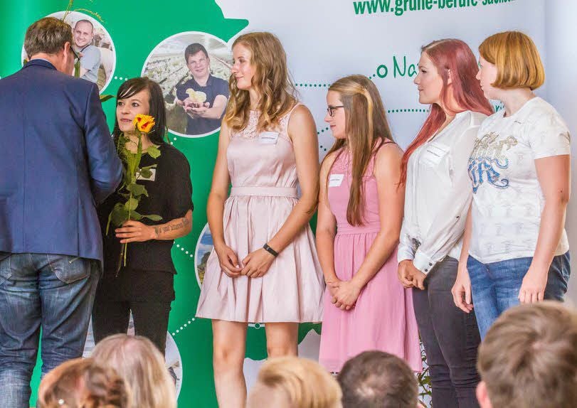 Sabine Fritzsche (links) hat ihre Ausbildung mit Bestnote beendet und wurde dafür am Freitag ausgezeichnet.