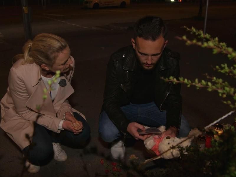 Arbnor Segashi nimmt ZDF-Journalistin Sarah Tacke mit zur Gedenkstätte für seine kleine Schwester Armela. Foto: ZDF/Gerald Gareis