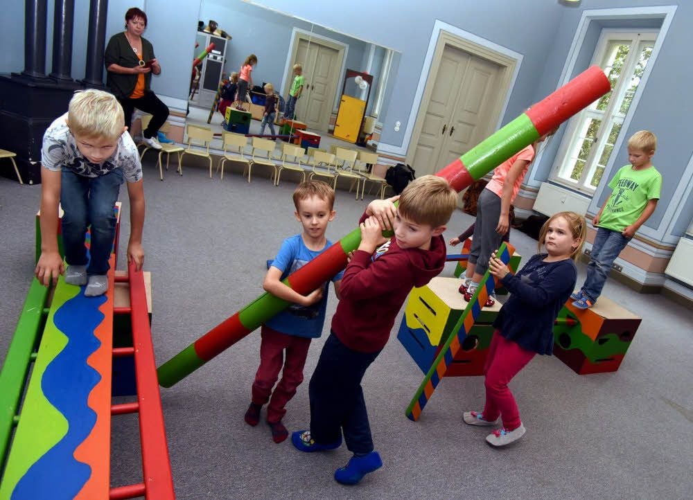Kinder des Kreativitätszentrums in Zeitz haben in der Holzwerkstatt diese Bauteile hergestellt und damit eine Bewegungsbaustelle geschaffen, die zur Bewegungsstrecke wird. Mit Pfosten, Leitern und Kästen können Balancierpfade gebaut werden. Fantasie und Teamarbeit sind gefragt.