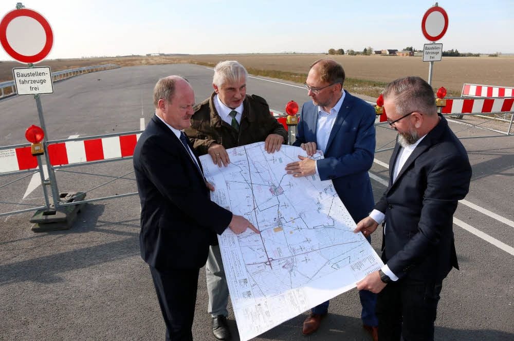Hier ist die neue B6 schon Realität für Autofahrer: Südlich von Tornau beginnt der Abschnitt zur A9, der schon befahren werden kann. Am Montag sahen sich Landesverkehrsminister Thomas Webel (li.), Landesbaubetriebschef Oliver Grafe (re.) sowie CDU-Landtagsabgeordneter Lars-Jörn Zimmer (2. v. re.) und Bernd Marbach, Bürgermeister von Raguhn-Jeßnitz (2. v. li.), um.