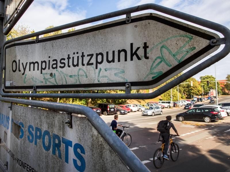 Ein Wegweiser zeigt die Richtung zu einem Olympiastützpunkt an. Foto: Jens Büttner