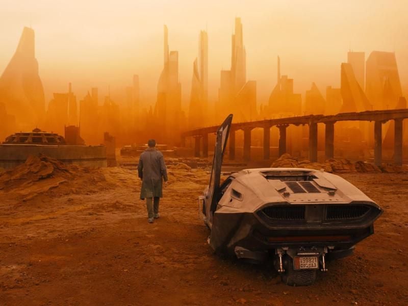 LAPD-Officer K (Ryan Gosling) macht sich auf die Suche nach dem ehemaligen Blade Runner Rick Deckard. Foto: Sony Pictures Releasing GmbH