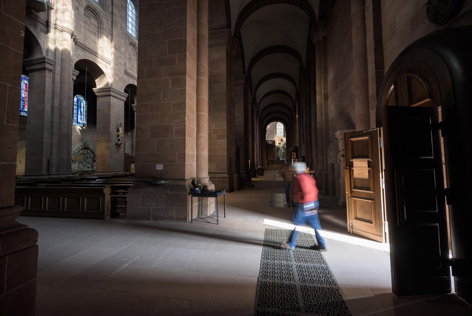 Ein Mann betritt den Wormser Dom. (Symbolbild)
