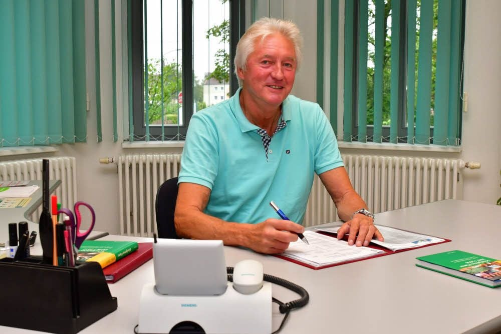 Schon eher locker gekleidet - Ruheständler Rainer Ruppe erledigt letzte Arbeiten an seinem Schreibtisch.