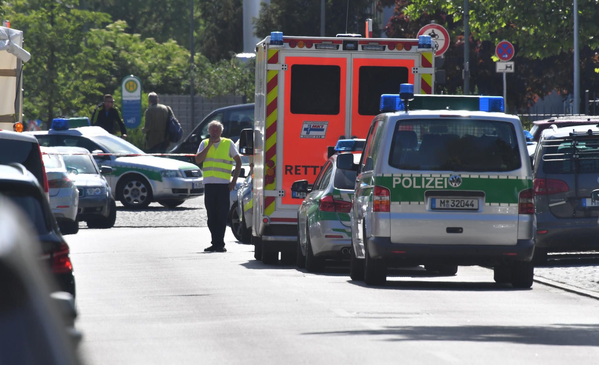 Bei Schüssen am S-Bahnhof in Unterföhring bei München sind am Dienstagmorgen mehrere Menschen verletzt worden.
