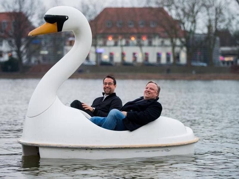 Jan Josef Liefers (l) und Axel Prahl bei Dreharbeiten zum Münster-Tatort "Schwanensee". Foto: picture alliance / dpa