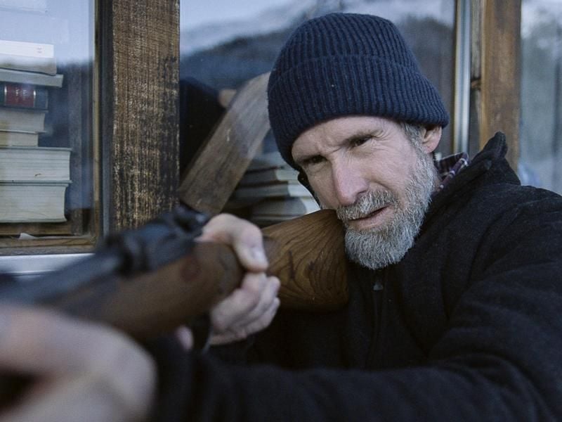 Arnold (Ulrich Matthes) lässt sich auf einen Krieg gegen den gesichtslosen Fremden. Foto: WDR/Schiwago Film