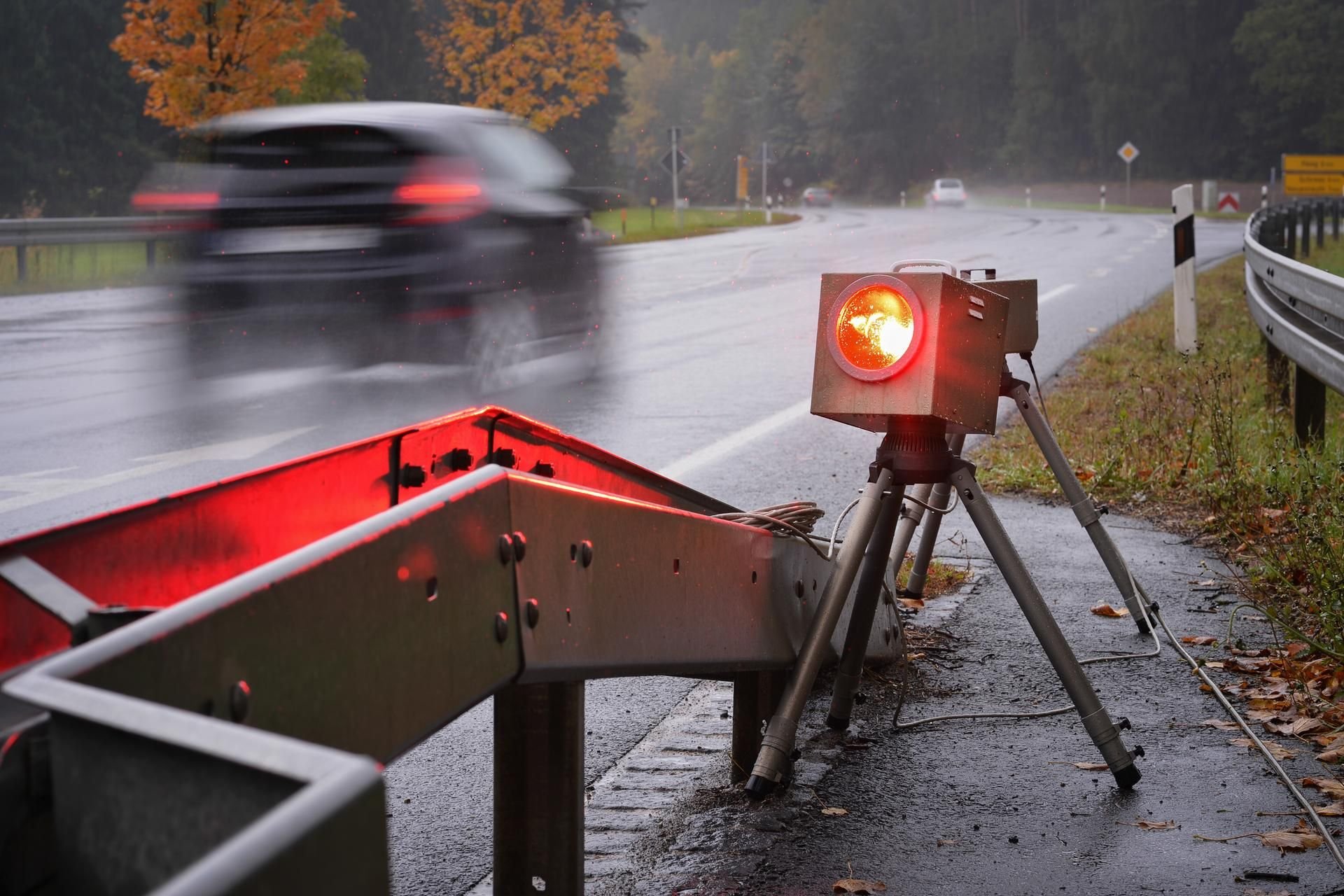 Ein Blitzer am Straßenrand.