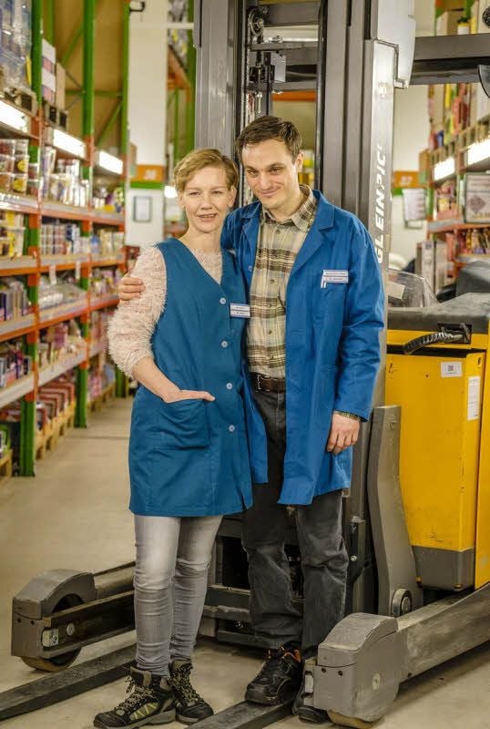 Hauptdarsteller am Hauptrequisit: Sandra Hüller und Franz Rogowski vor Gabelstapler im Wittenberger Großmarkt.