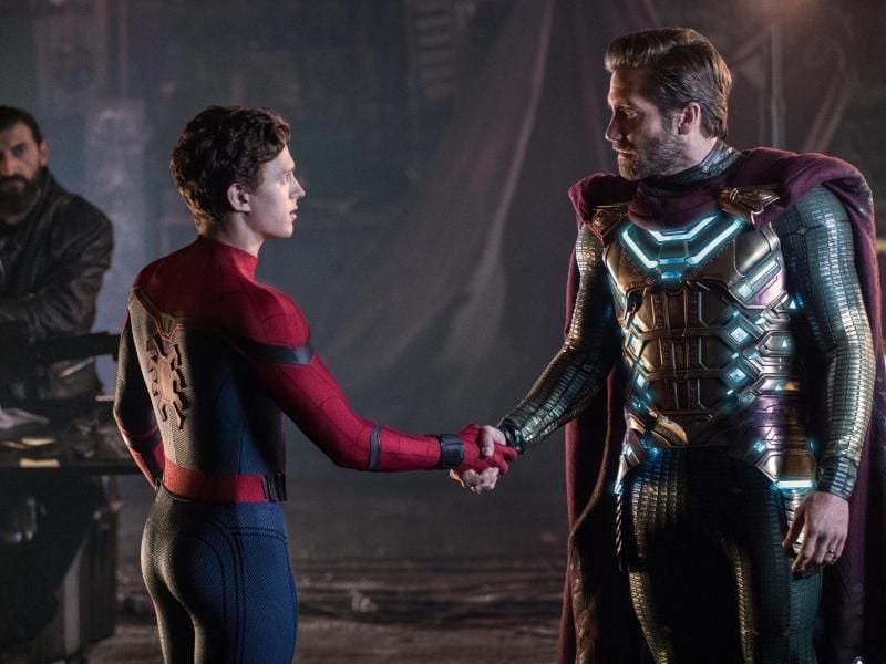 Spider-Man (Tom Holland, l) trifft auf Mysterio (Jake Gyllenhaal). Foto: Sony Pictures Entertainment