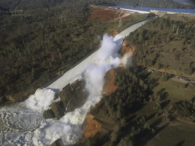 Der beschädigte Überlauf des Staudamms am erodierten Hang im kalifornischen Oroville. Foto: Rich Pedroncelli