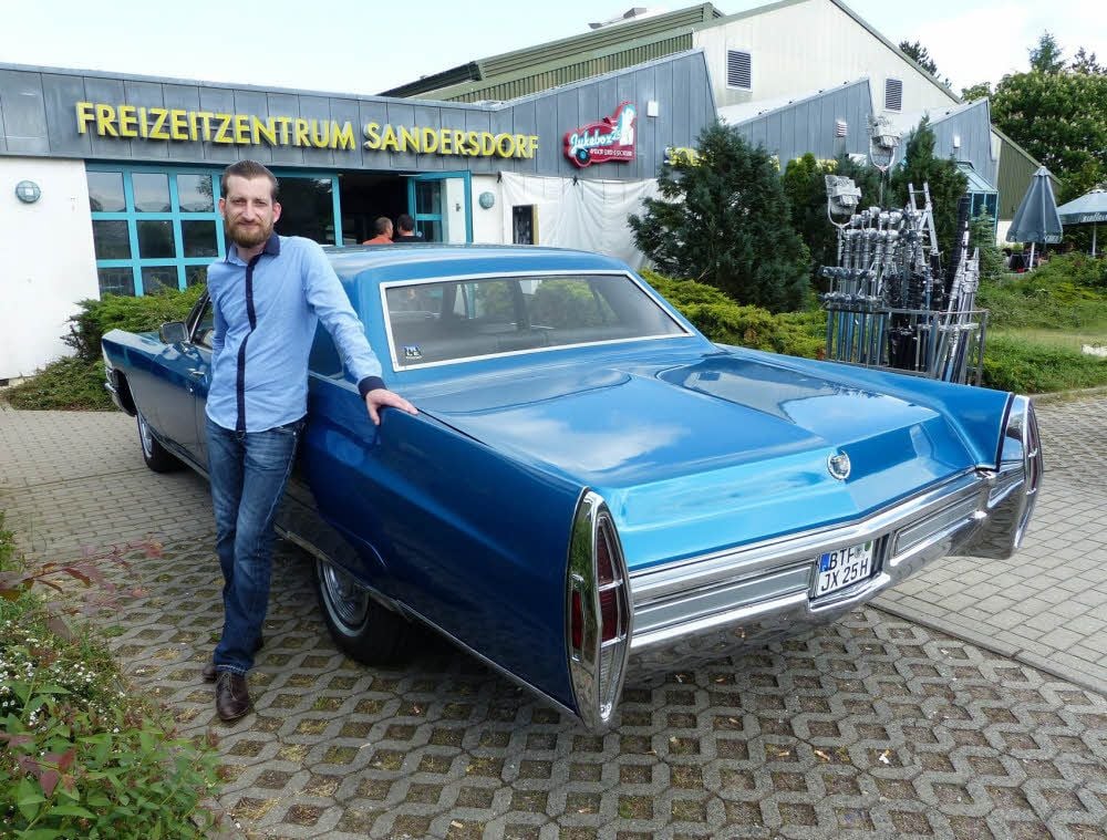 Lars Schubert und sein 1968er Cadillac Fleetwood spielen in dem Film auch ein Rolle. Die Hauptszenen wurden im Restaurant gedreht.