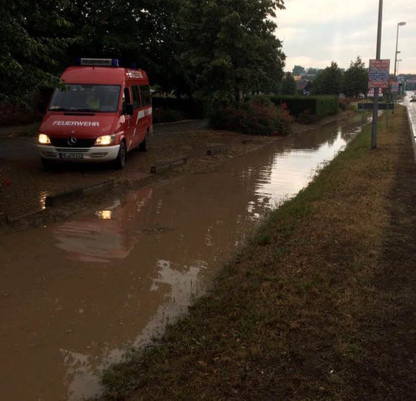 Ein Graben am Kloster Helfta war voll mit Wasser und Schlamm. Die Feuerwehr musste den Durchlauf frei machen, damit das Wasser ablaufen konnte.