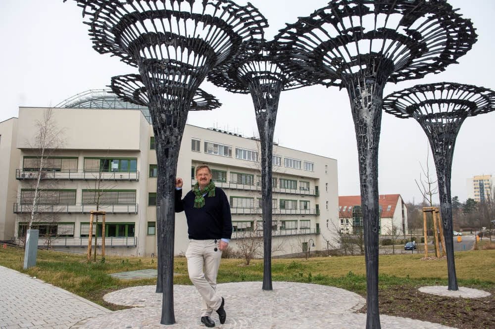 Stephan Feller vor den „riesigen Pfifferlingen“ auf dem Weinberg Campus. Dort befindet sich auch das Proteinforschungszentrum, wo er arbeitet.