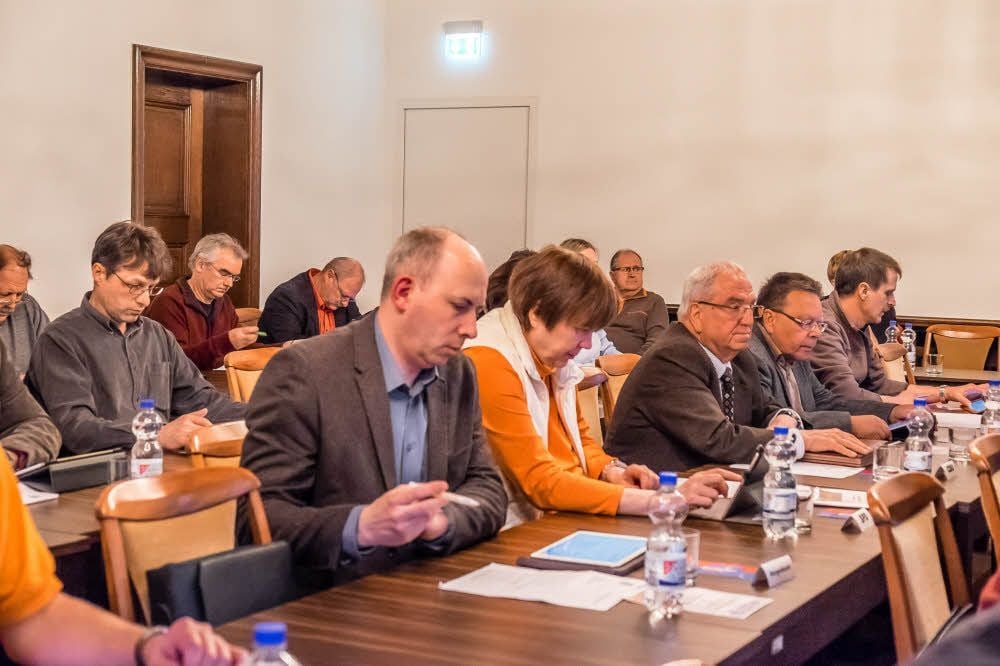 Auch im neuen Stadtrat von Coswig - hier noch der 2014 gewählte - sollen zwei Stühle frei bleiben.